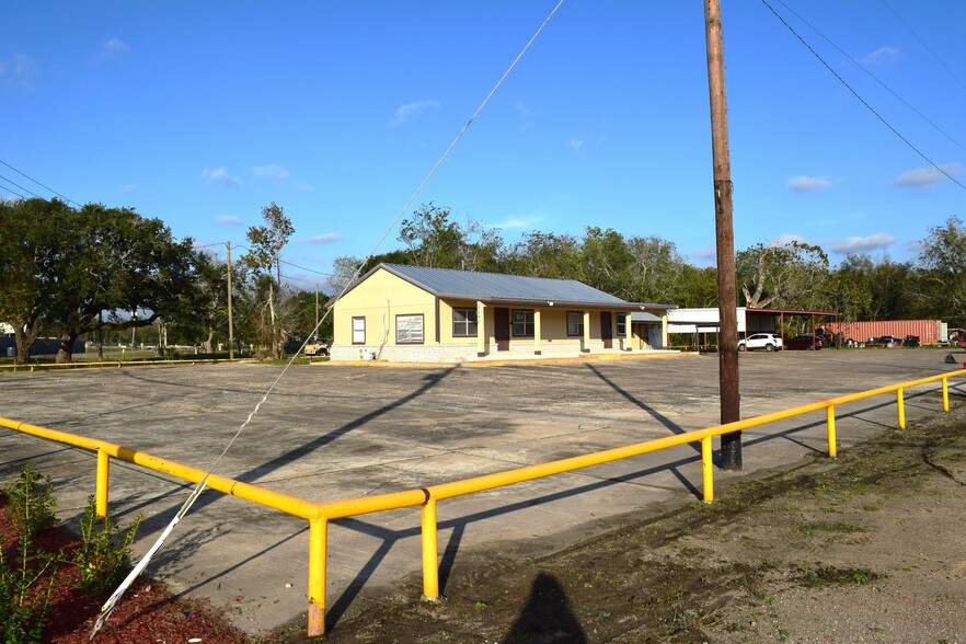 Primary Photo Of 1716 N Gordon St, Alvin Auto Dealership For Lease