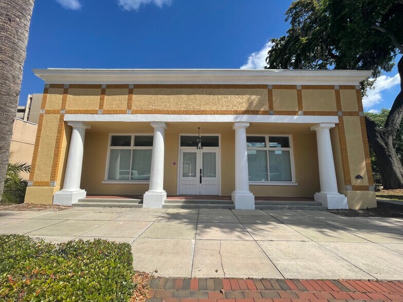 Primary Photo Of 220 W Main St, Tavares Office For Lease
