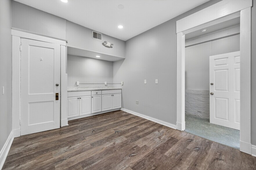 More Photos Of 3055 Madison Rd, Cincinnati Storefront Retail Residential For Lease