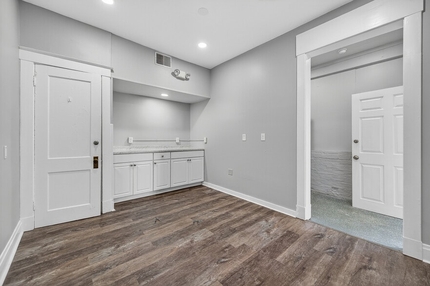 More Photos Of 3055 Madison Rd, Cincinnati Storefront Retail Residential For Lease