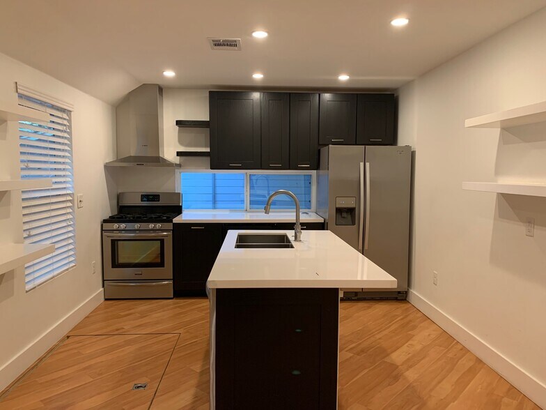 More Photos Of 1601 Holly St, Austin Medical For Lease