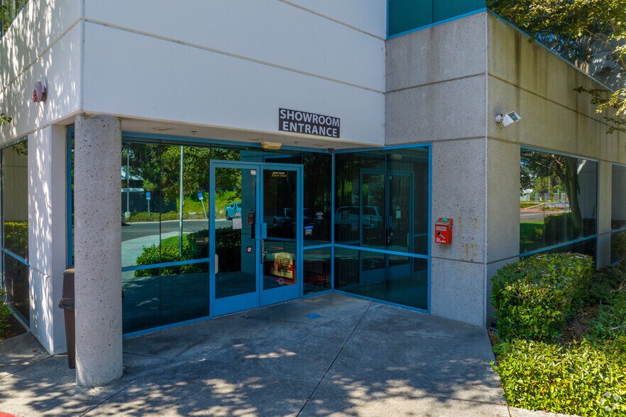 More Photos Of 12375 World Trade Dr, San Diego Warehouse For Sale