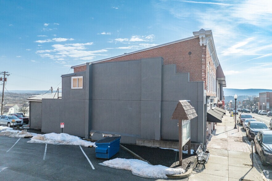 More Photos Of 614 W Main St, Mount Pleasant Storefront Retail Office For Lease