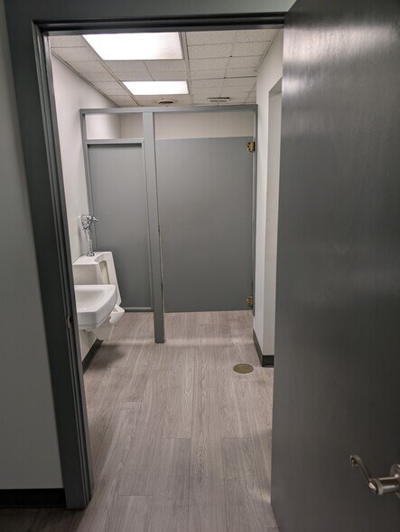 More Photos Of 4085 Pepperell Way, Dublin Distribution For Sale