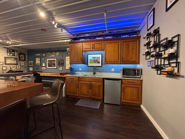 More Photos Of 2244 Ferry Rd, Naperville Flex For Sale