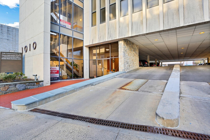 More Photos Of 1010 Summer St, Stamford Office For Lease
