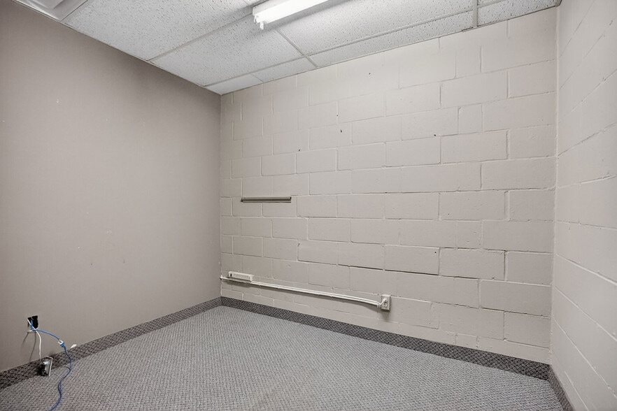 More Photos Of 812 Dundas St, London Freestanding For Sale