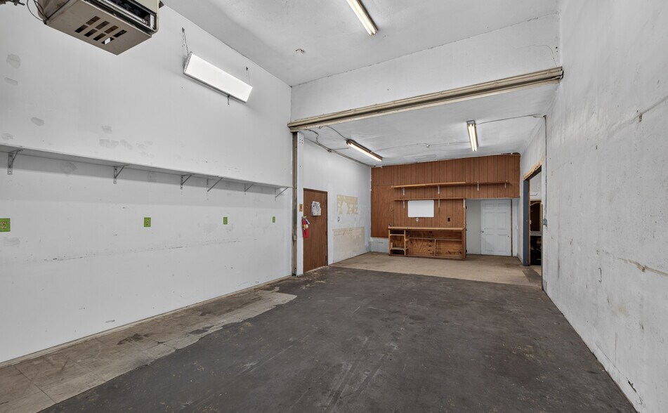 More Photos Of 2207-2209 9th St, Greeley Flex For Lease
