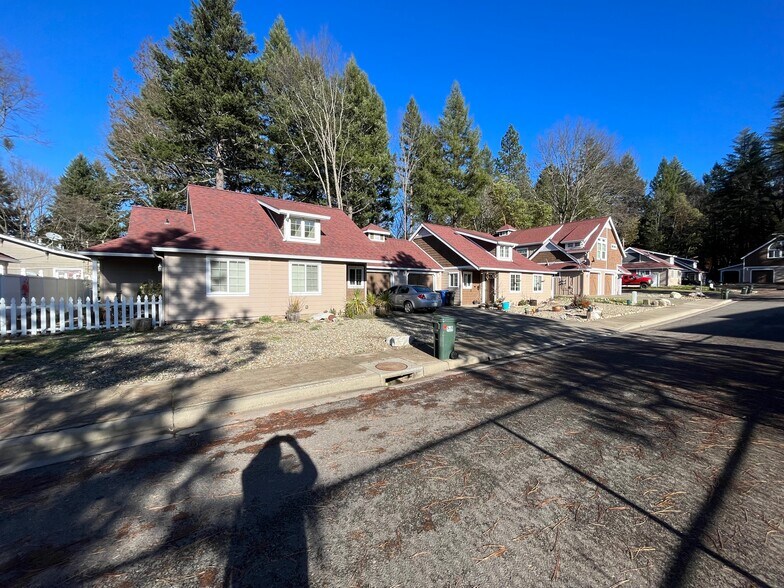 More Photos Of 117 N Junction Ave, Cave Junction Apartments For Sale