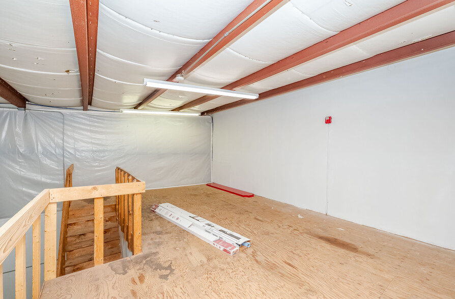 More Photos Of 16 Kingston Rd, Exeter Light Manufacturing For Sale