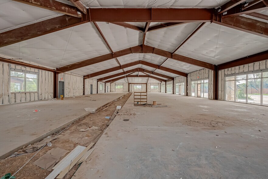 More Photos Of 910 East Ave, Katy Showroom For Lease