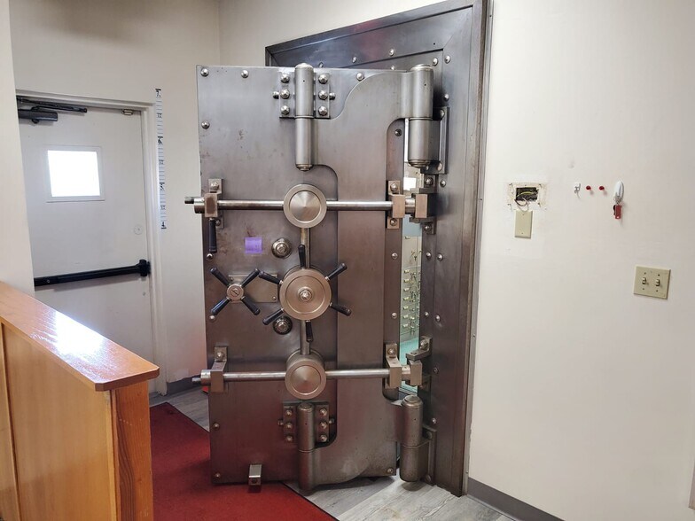 More Photos Of 1750 NE 8th St, Homestead Bank For Sale