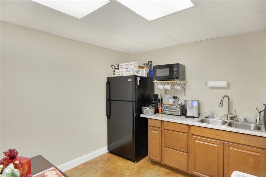 More Photos Of 5 Old Wernersville Rd, Sinking Spring Freestanding For Lease