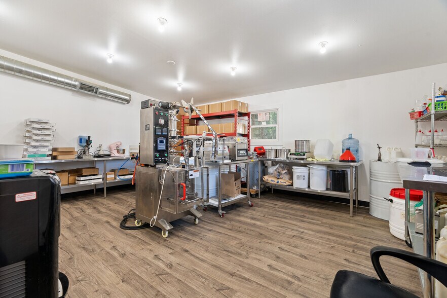 More Photos Of 7131 NE Prescott St, Portland Storefront Retail Office For Sale