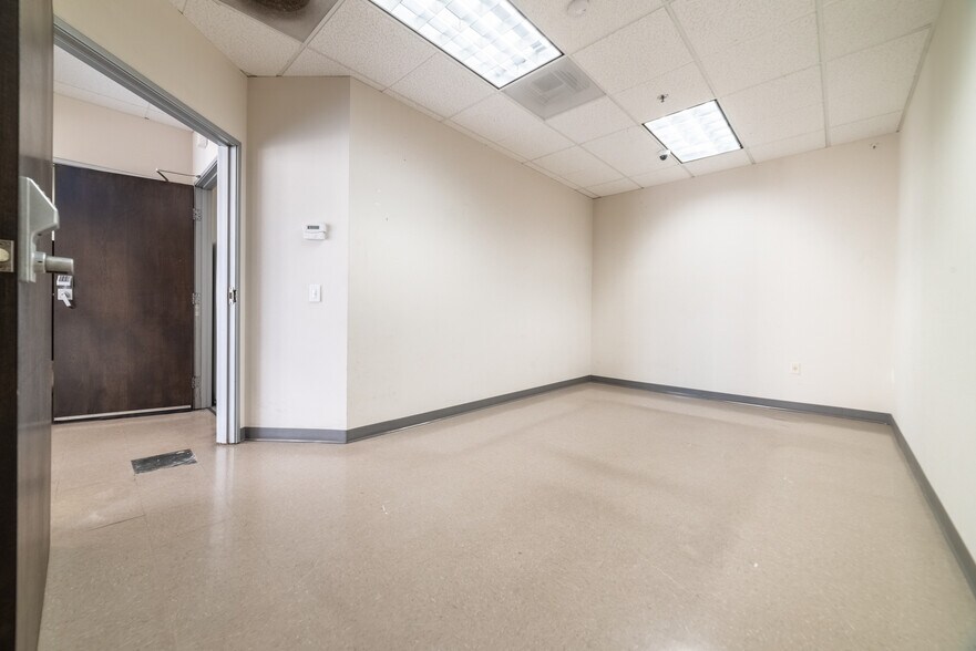 More Photos Of 216 Avenida Fabricante, San Clemente Light Distribution For Sale