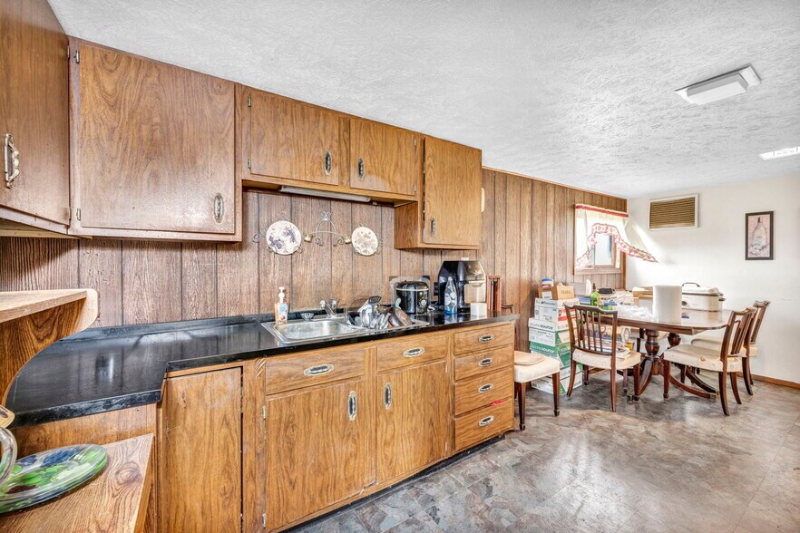 More Photos Of 40980 Butternut Park Ct, Elyria Specialty For Sale