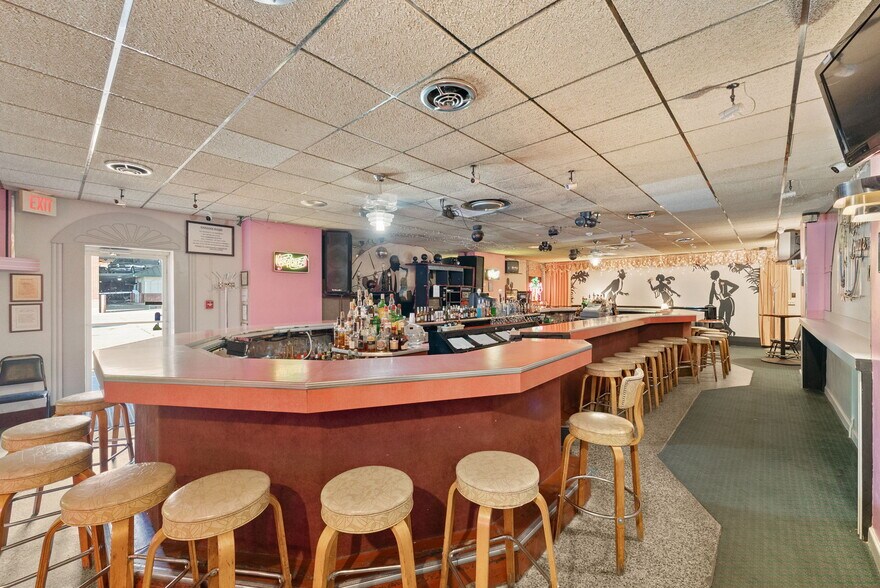 More Photos Of 36 W 4th St, Dubuque Hotel For Sale