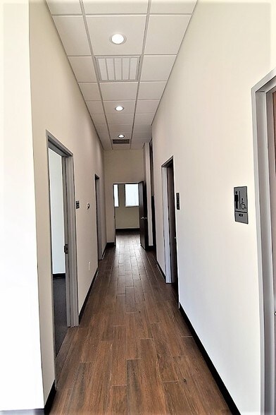 More Photos Of 7515 Oak Bluff Dr, Magnolia Office For Lease