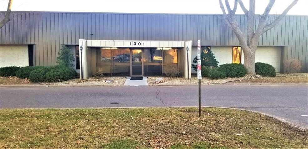 More Photos Of 1301 Cliff Rd E, Burnsville Showroom For Sale