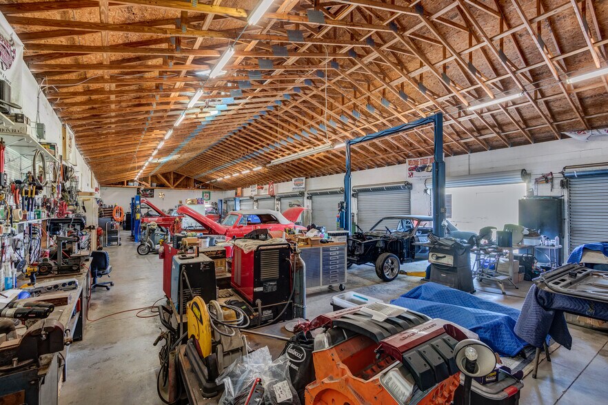 More Photos Of 6901 S 78th St, Riverview Warehouse For Lease