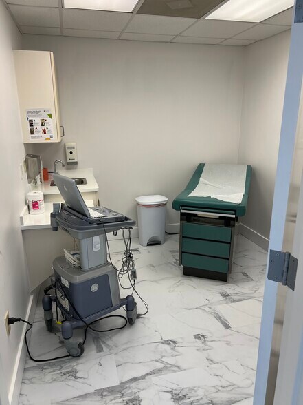 More Photos Of 14 Oak Forest Rd, Bluffton Medical For Sale