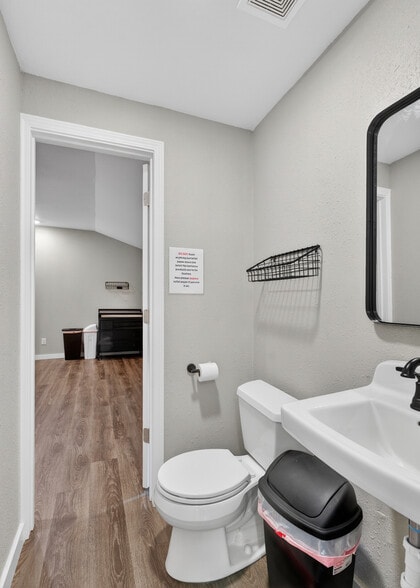 More Photos Of 109 Jasper Dr, Marshall Office For Sale