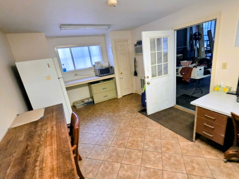 More Photos Of 1416 Lewis St, Charleston Warehouse For Sale