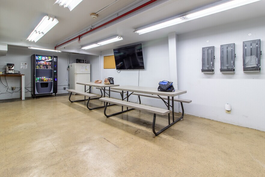 More Photos Of 310 Cypress Rd, Ocala Manufacturing For Sale