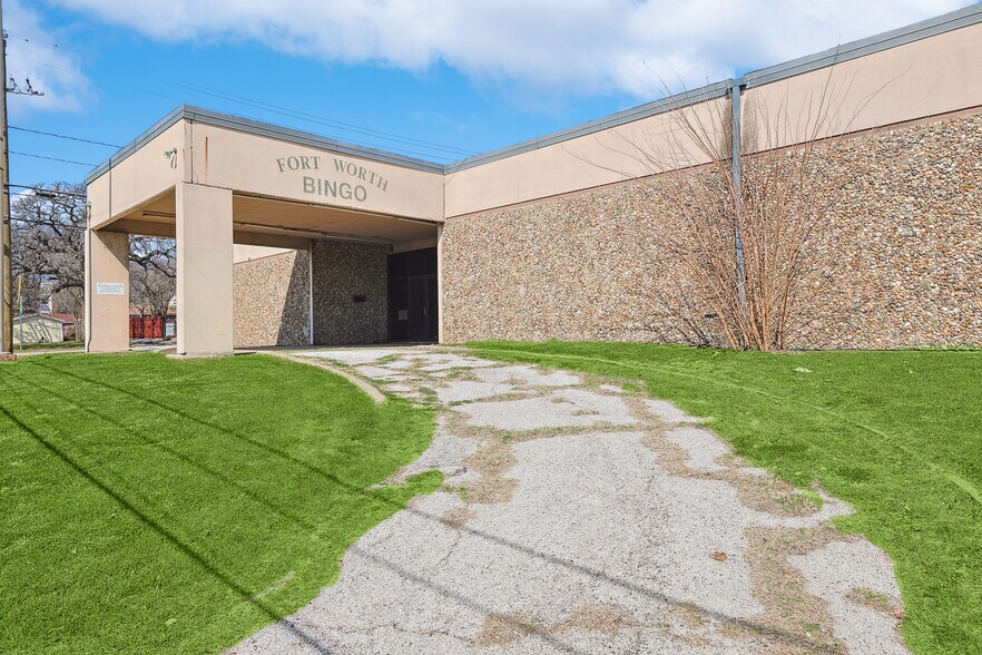 More Photos Of 412 N Sylvania Ave, Fort Worth Freestanding For Lease