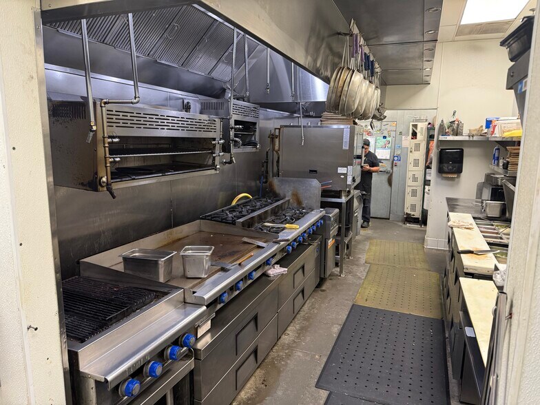 More Photos Of 3115 E Campus Pointe Dr, Fresno Freestanding For Lease