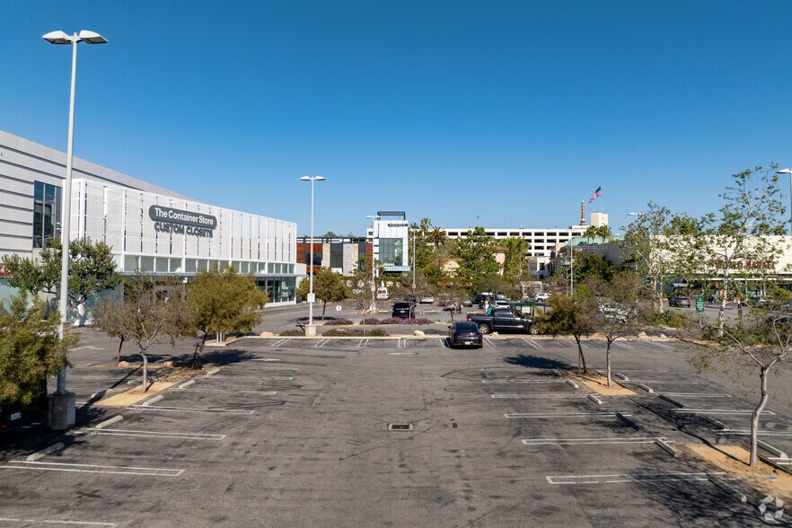 More Photos Of 110 S Fairfax Ave, Los Angeles Office For Lease