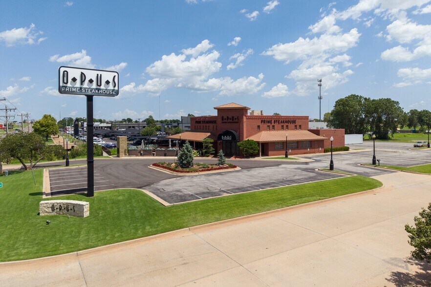 More Photos Of 800 W Memorial Rd, Oklahoma City Restaurant For Sale