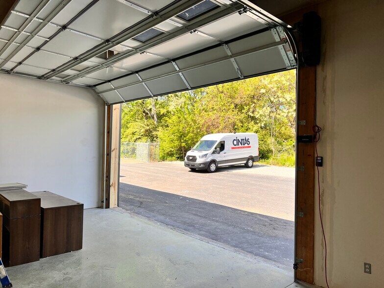 More Photos Of 885 Ohio Pike, Cincinnati Showroom For Lease