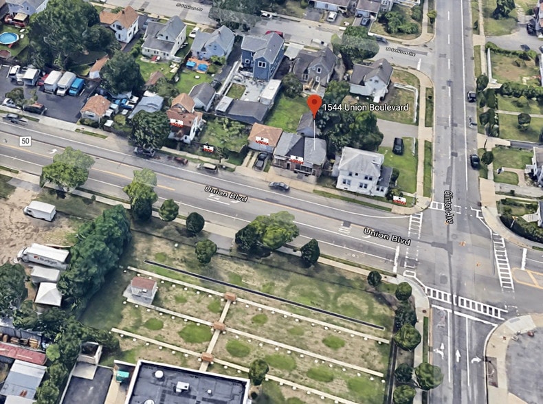 More Photos Of 1544-1556 Union Blvd, Bay Shore Storefront Retail Residential For Lease