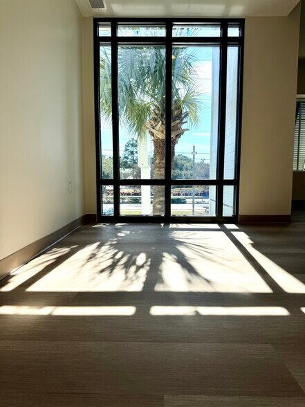More Photos Of 814 Johnnie Dodds Blvd, Mount Pleasant Medical For Lease