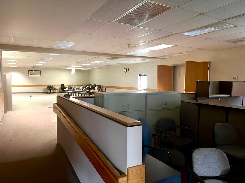 More Photos Of 2378 Wilshire Blvd, Mound Warehouse For Lease