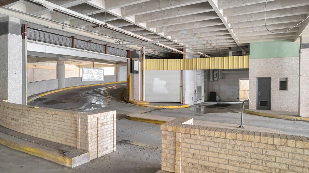 More Photos Of 120 S Main St, Victoria Office For Sale