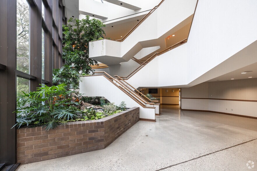 More Photos Of 700 & 734 S Waverly Rd, Holland Office For Sale