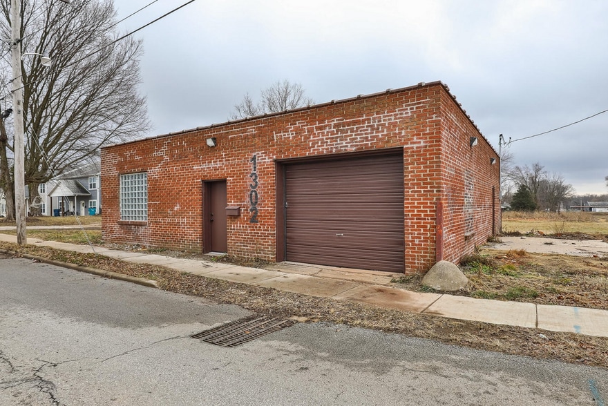 More Photos Of 1302 E Blaine St, Springfield Flex For Lease