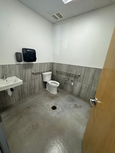 More Photos Of 2500 S Hwy 183, Austin Light Distribution For Lease