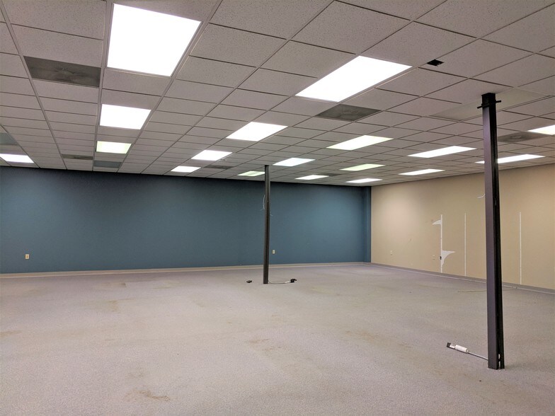 More Photos Of 901 W Main St, El Paso Office For Sale