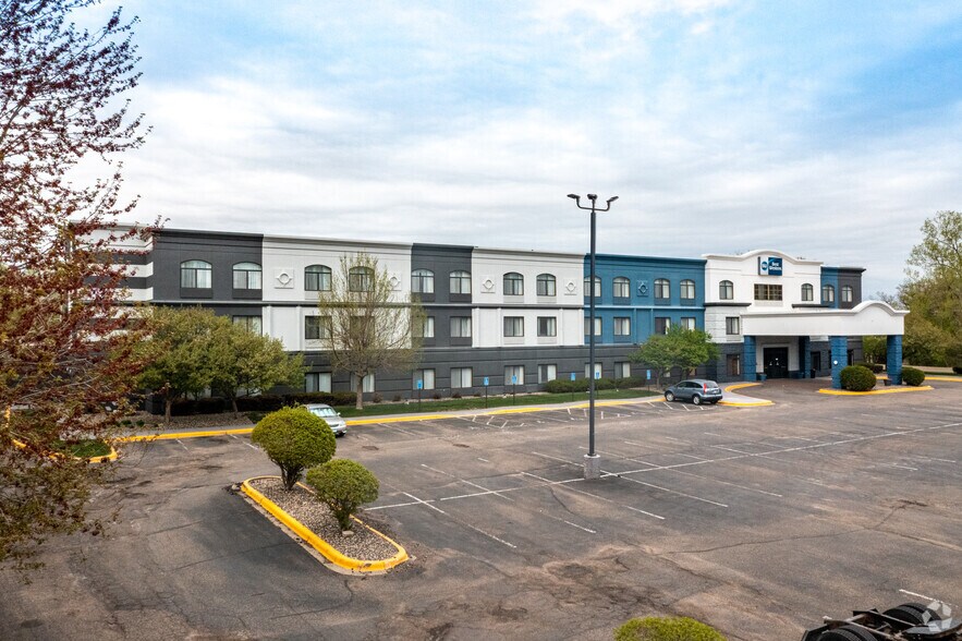 More Photos Of 970 Helena Ave N, Oakdale Hotel For Sale