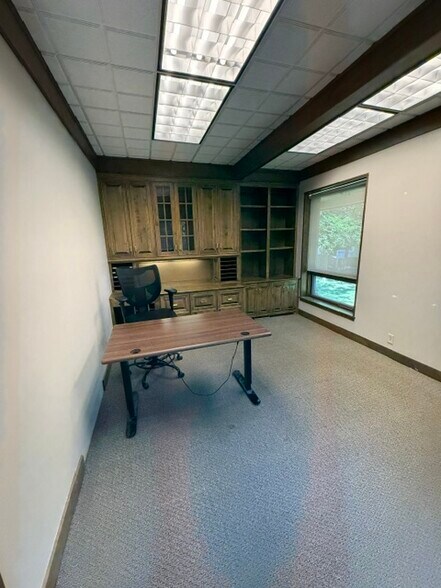 More Photos Of 18340 Minnetonka Blvd, Deephaven Office For Lease