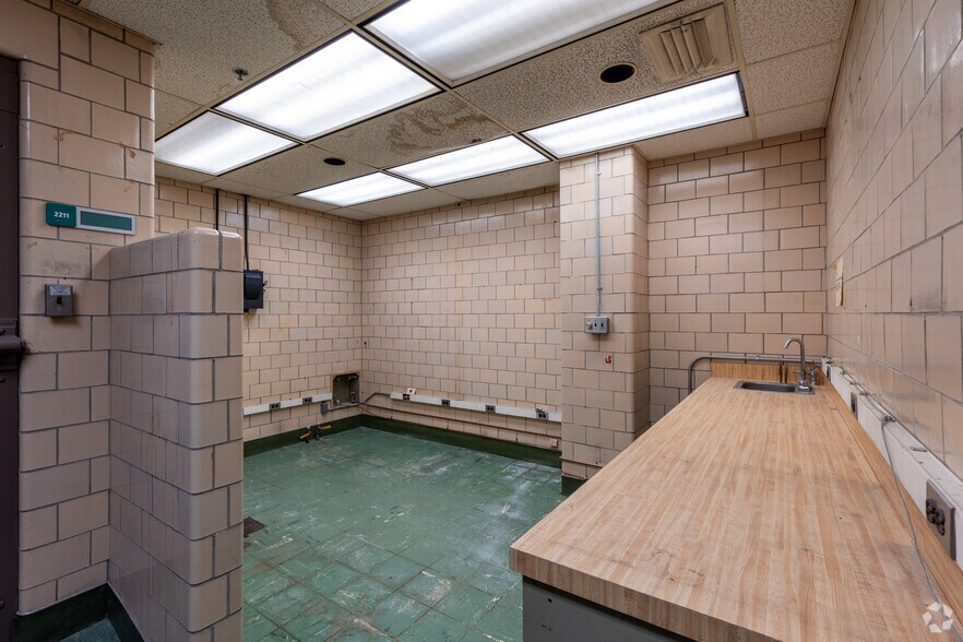 More Photos Of 110 E Warren Ave, Detroit Medical For Lease