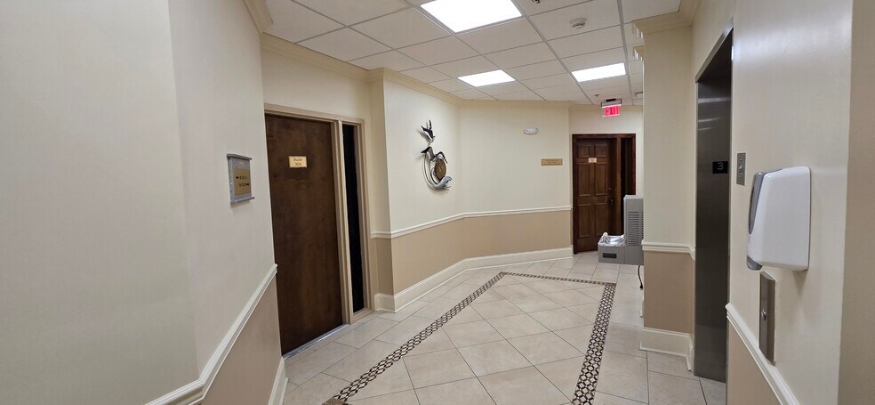 More Photos Of 2375 Tamiami Trl N, Naples Loft Creative Space For Sale