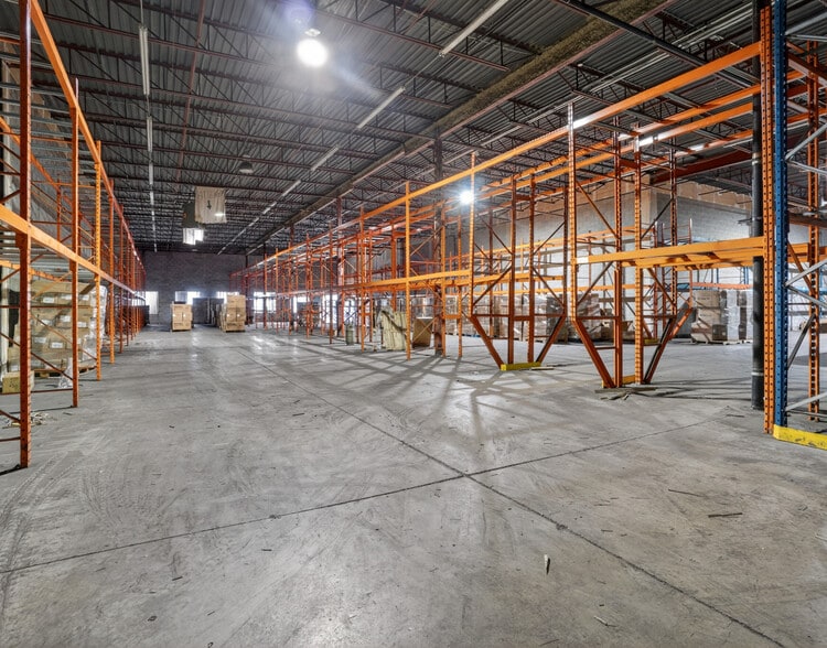 More Photos Of 2500-2550 Rue Cohen, Montréal Warehouse For Sale