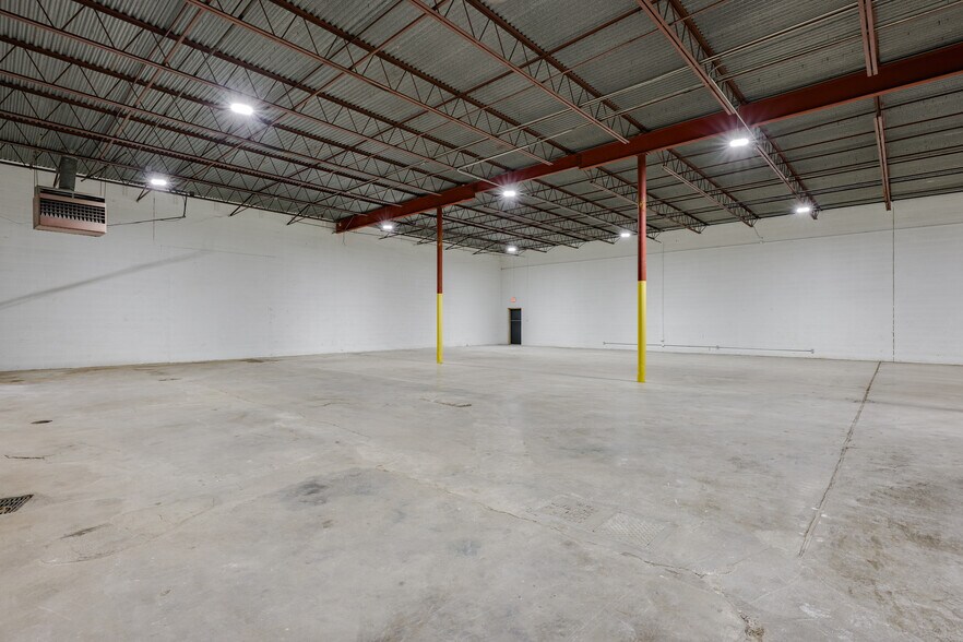 More Photos Of 3250-3254 International Pl, Irving Warehouse For Lease