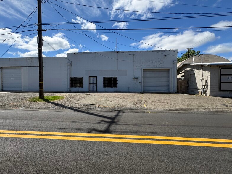Primary Photo Of 2324 Railroad Ave, Redding Warehouse For Lease