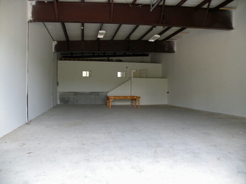 More Photos Of 61 Airport Dr, Rochester Service For Lease