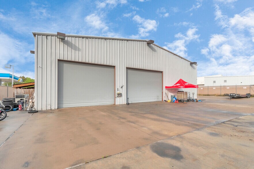 More Photos Of 14902 N Fwy Service Rd, Houston Freestanding For Lease